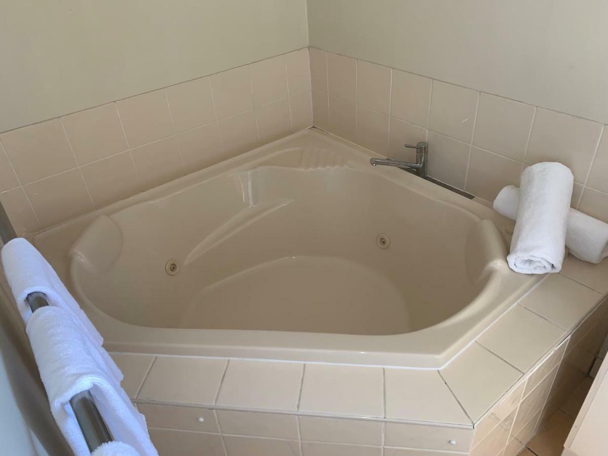 Biloela Palms Motor Inn Екстер'єр фото